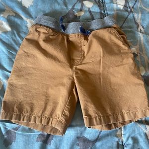 🤎🤎Boys Carter’s KID khaki shorts🤎🤎